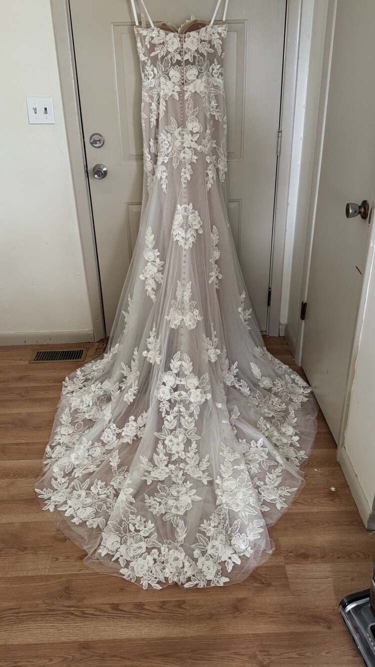 Wedding Dress new with tag mermaid with elaborate train and beautiful details